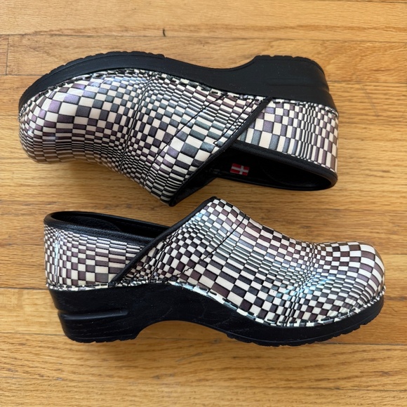 Sanita Clogs – Optical Illusion Checkerboard Pattern - Picture 1 of 9